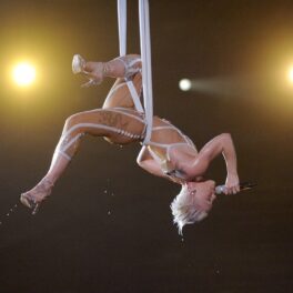Pink pe spate suspendată cu două eșarfe albe în timpul concertului Grammy