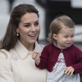 Kate Middleton care o ține în brațe pe Prințesa Charlotte