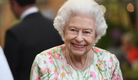 Regina Elisabeta într-o rochie înflorată a ținut o întâlnire la Castelul Windsor