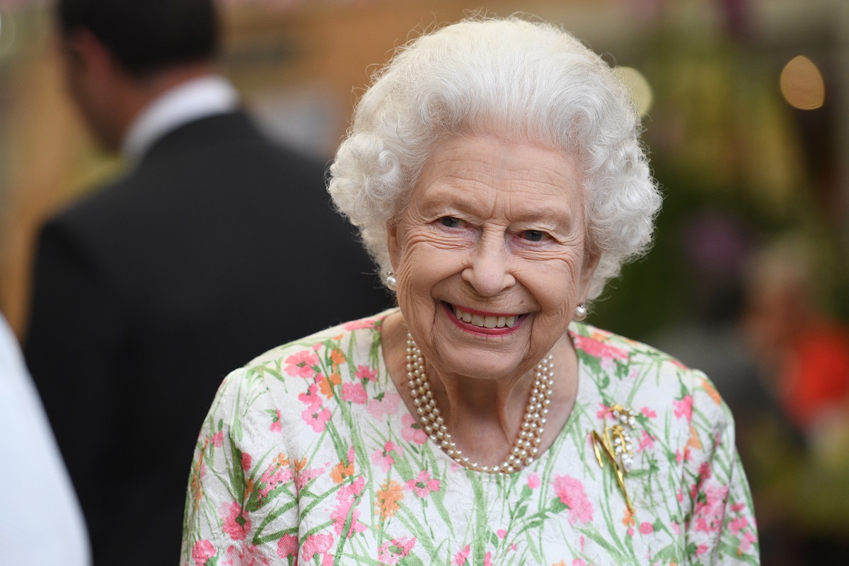 Regina Elisabeta într-o rochie înflorată a ținut o întâlnire la Castelul Windsor