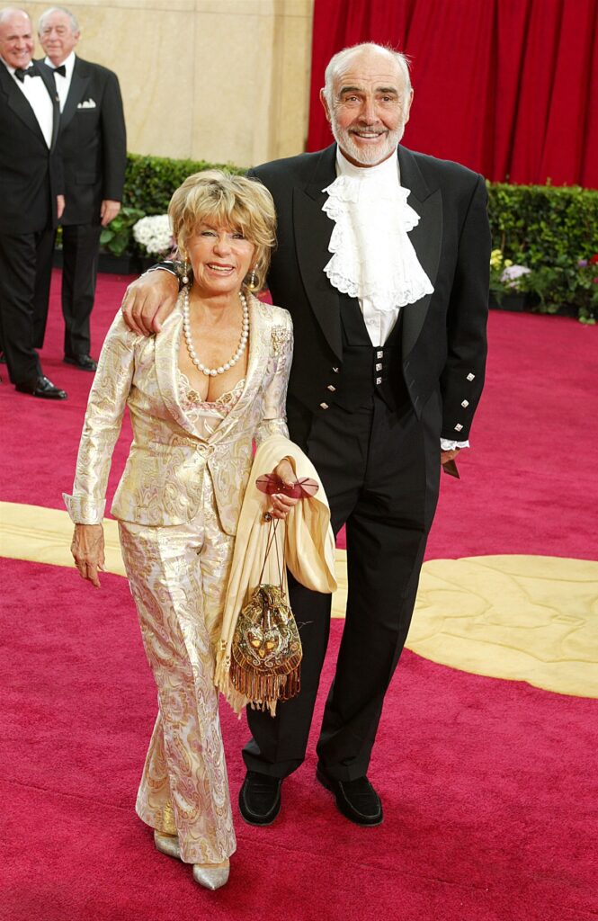 Sean Connery la costum alături de soția sa, este una din cele 10 celebrități care sunt mult mai înalte decât par