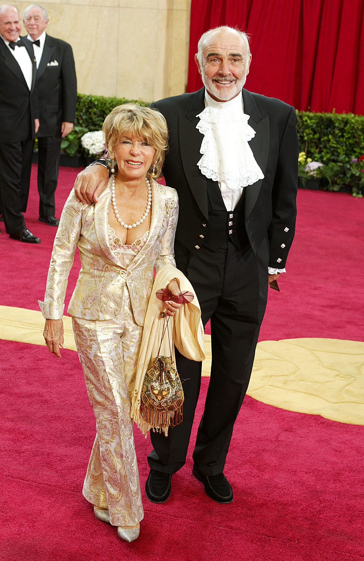 Sean Connery la costum alături de soția sa, este una din cele 10 celebrități care sunt mult mai înalte decât par