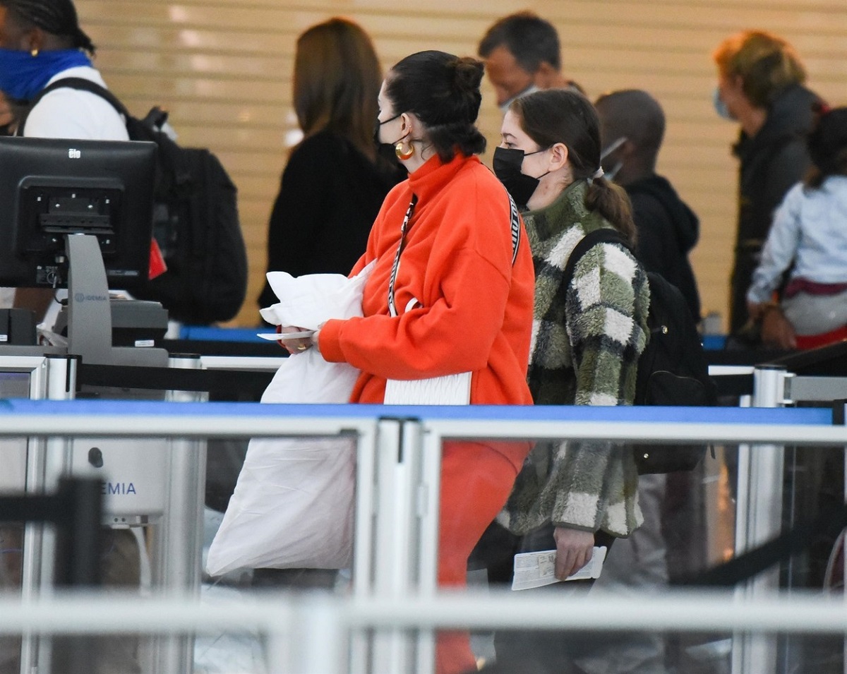 Selena Gomez cu o pernă în brațe în aeroportul din New York