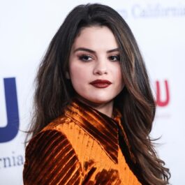 Selena Gomez într-o rochie portcalue cu părul negru lung dat pe spate la un eveniment public de la Hollywood din 2021