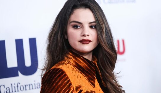 Selena Gomez într-o rochie portcalue cu părul negru lung dat pe spate la un eveniment public de la Hollywood din 2021