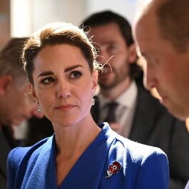 Kate Middleton într-o rochie în nuanță de albastru regal în timp ce îl privește pe Prințul William la Summitul COP26 al ONU