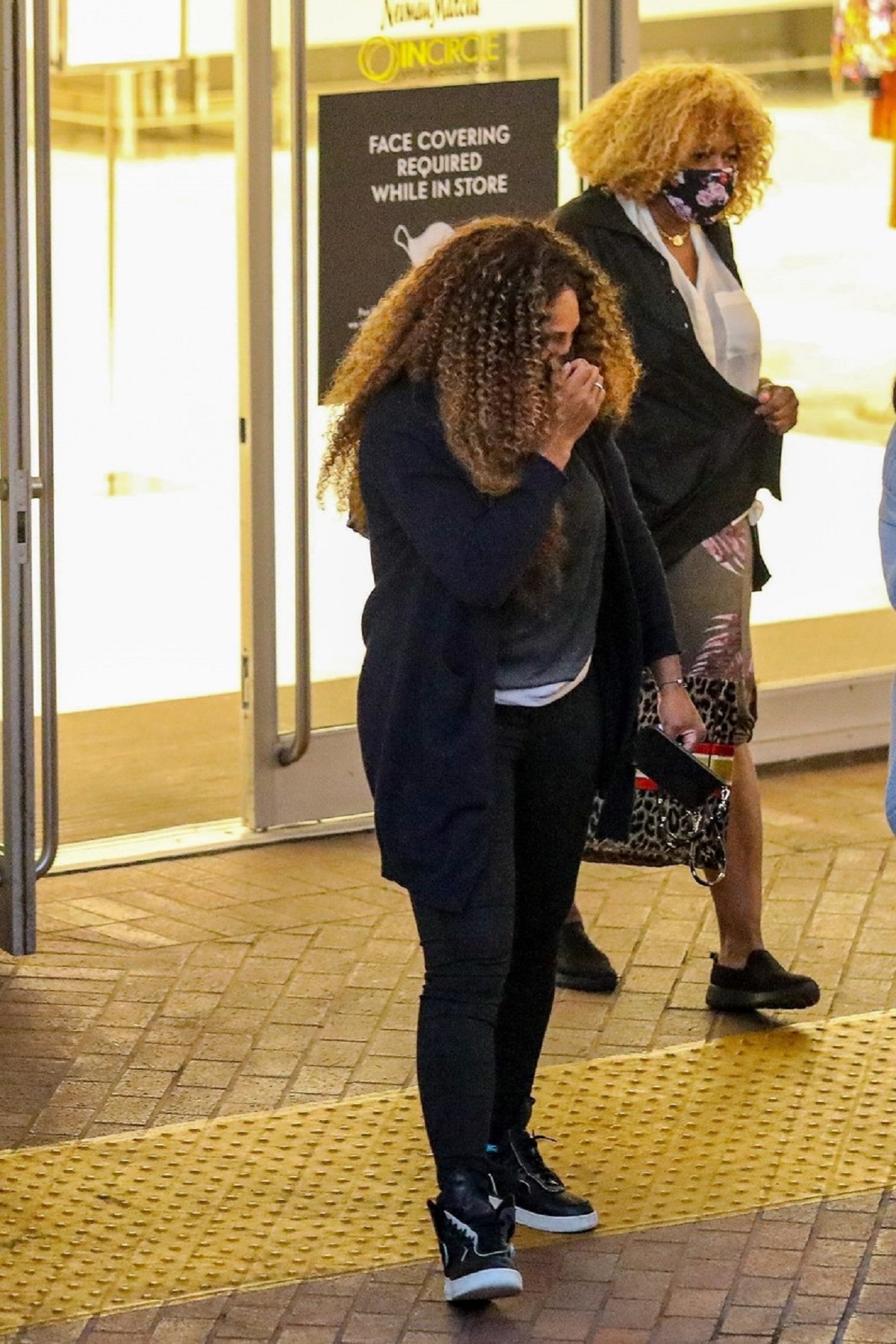 Serena Williams și Oracene Price în timp ce ies împreună din mall