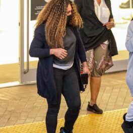 Serena Williams și Oracene Price ieșind din mall împreună