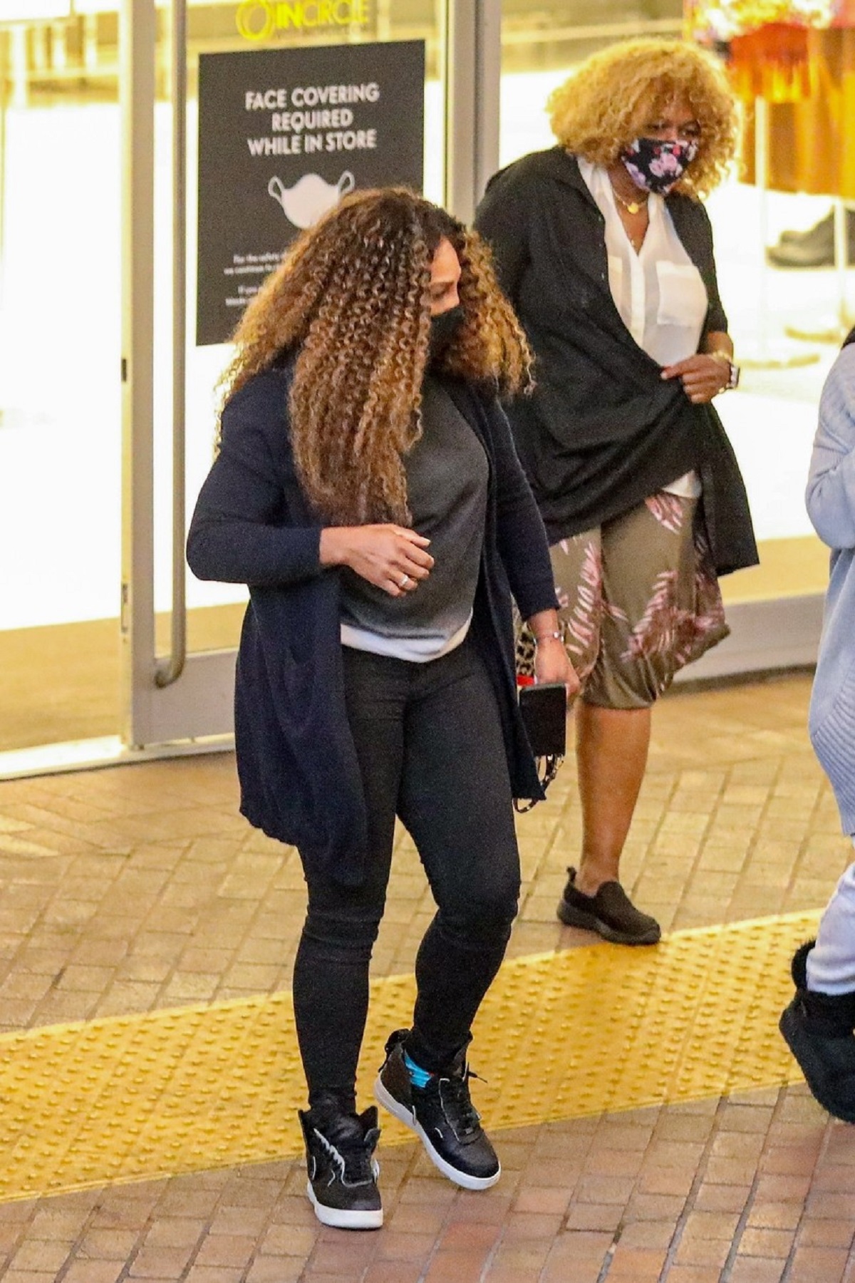 Serena Williams și Oracene Price ieșind din mall împreună