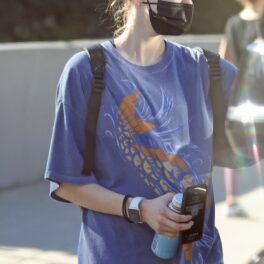 Shiloh Jolie-Pitt într-un tricoul albastru cu mască de protecție părăsind o sală de dans din Los Angeles