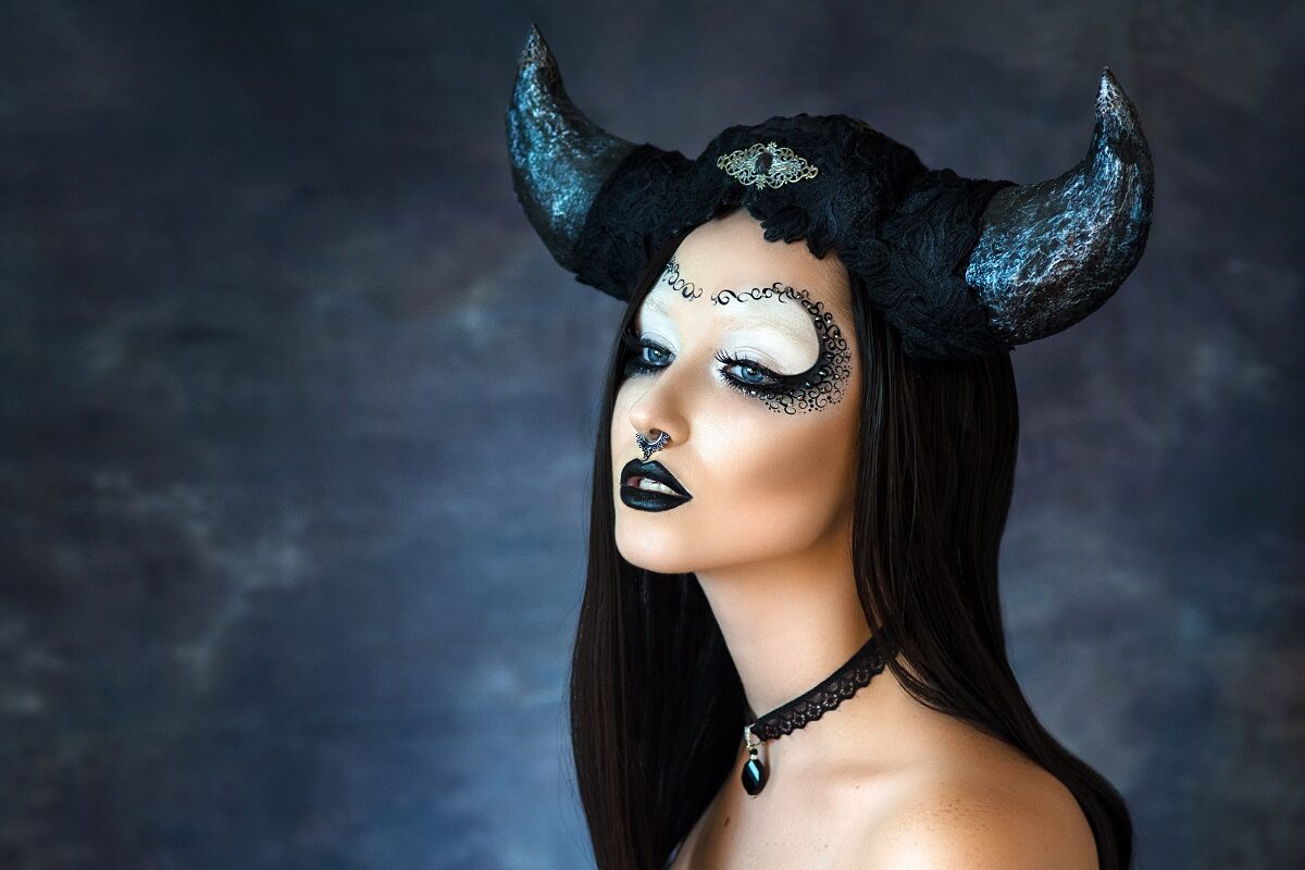 O femeie frumoasă cu parul negru și cu două coarne pentru a reprezenta zodia Taur