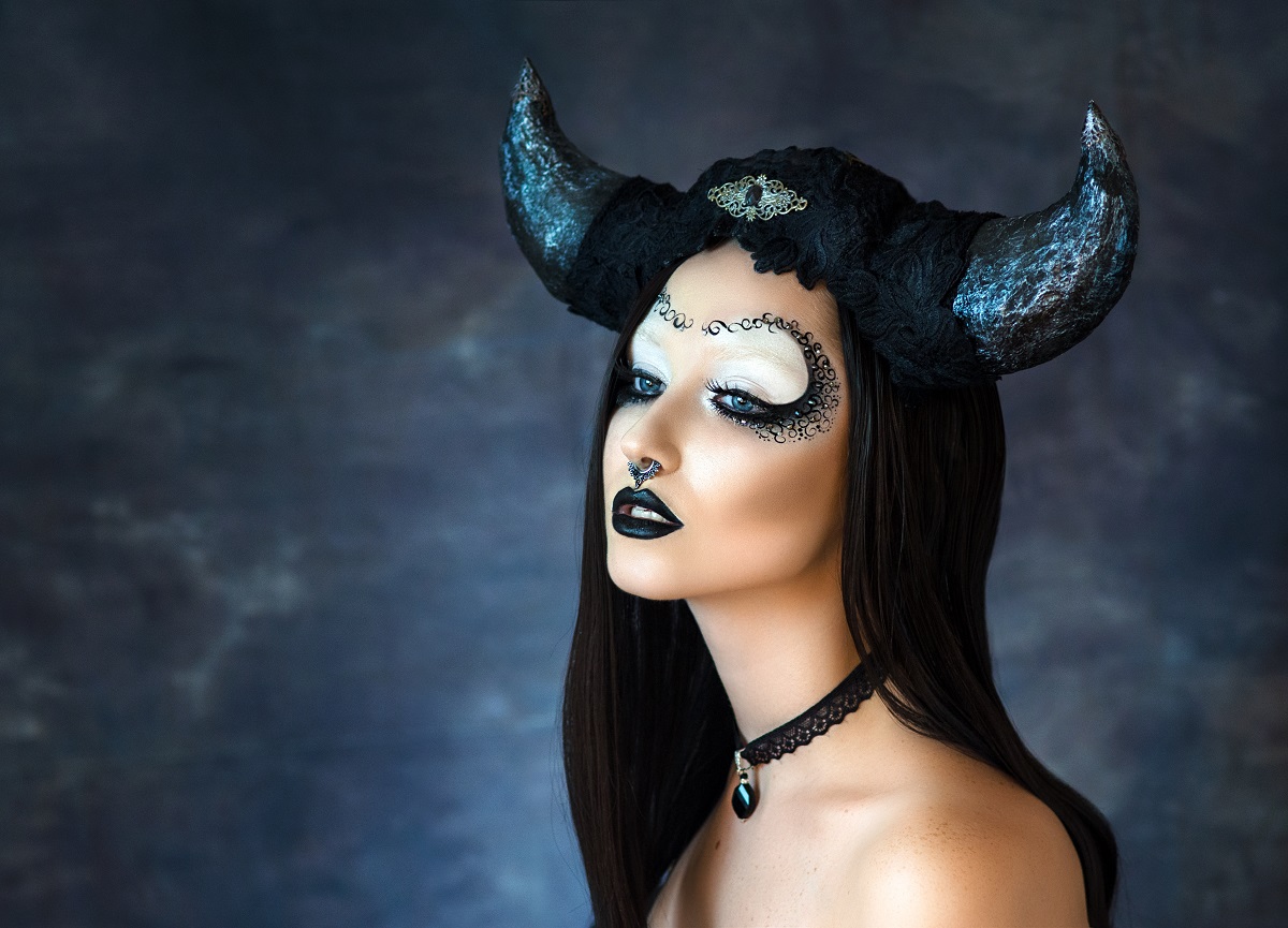 O femeie frumoasă cu parul negru și cu două coarne pentru a reprezenta zodia Taur