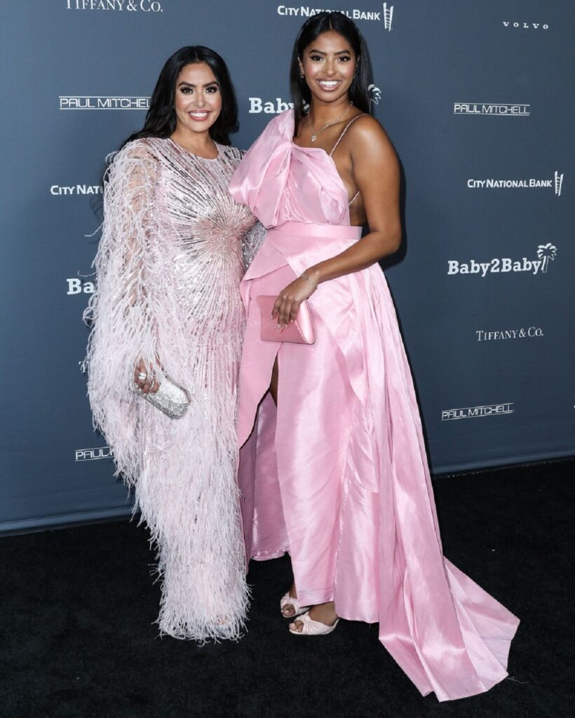 Vanessa Bryant într-o rochie argintie alături de fiica sa Natalia Bryant la Gala Baby2Baby 2021