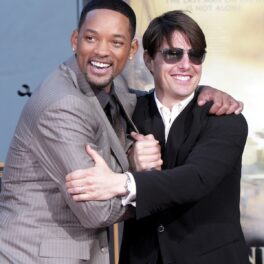 Will Smith în timp ce se ține în brațe cu Tom Cruise la un eveniment privat din Los Angeles în anul 2007