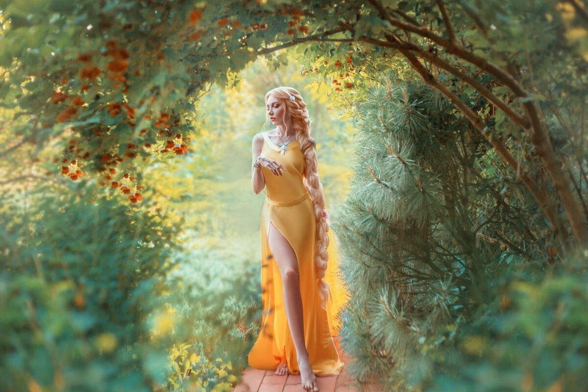 O femeie frumoasă într-o rochie galbenă care se plimbă prin pădure pentru a reprezenta una din cele trei zodii norocoase în ziua de 10 noiembrie 2021