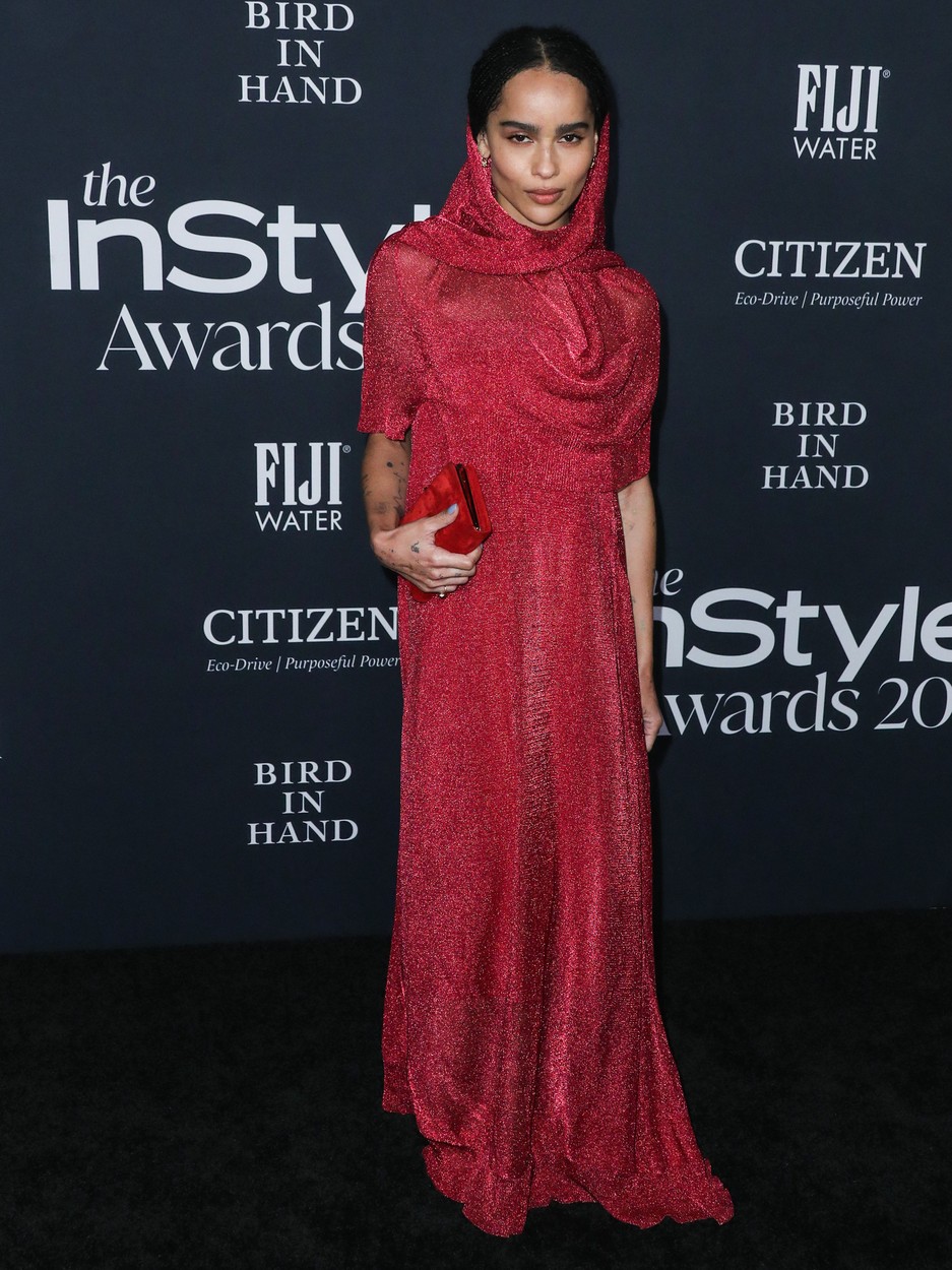 Zöe Kravitz, într-o rochie roșie, lungă, cu sclipici, la InStyle Awards 2021