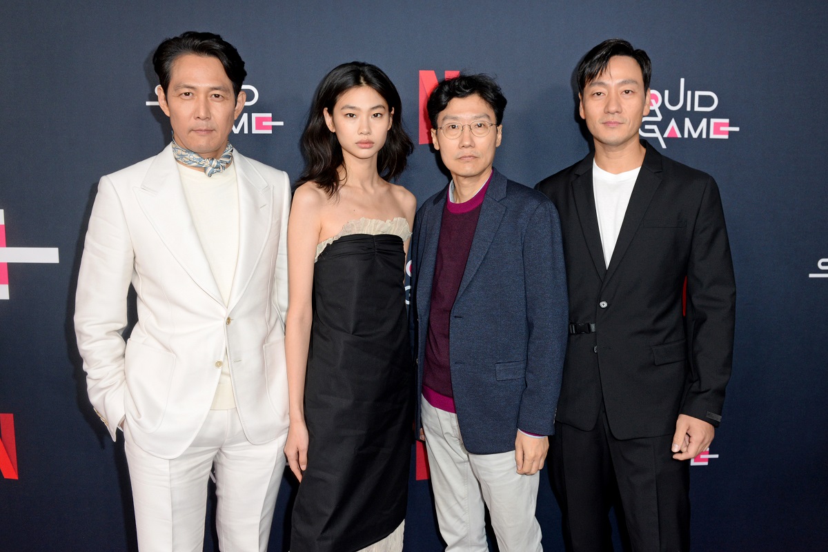 Lee Jung-jae alături de HoYeon Jung și de Hwang Dong-Hyuk pe covorul roșu la premiera serialului Squid Game din Los Angeles