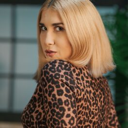 Adda, cu părul tuns bob, blondă, într-o bluză cu imprimeu de leopard, la interviul CaTine.ro