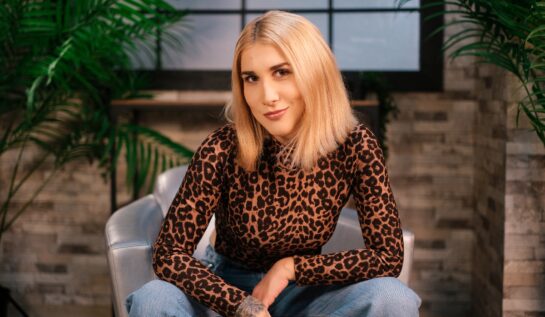 Adda, pe fotoliu, într-o bluză cu imprimeu de leopard, la interviul CaTine.ro