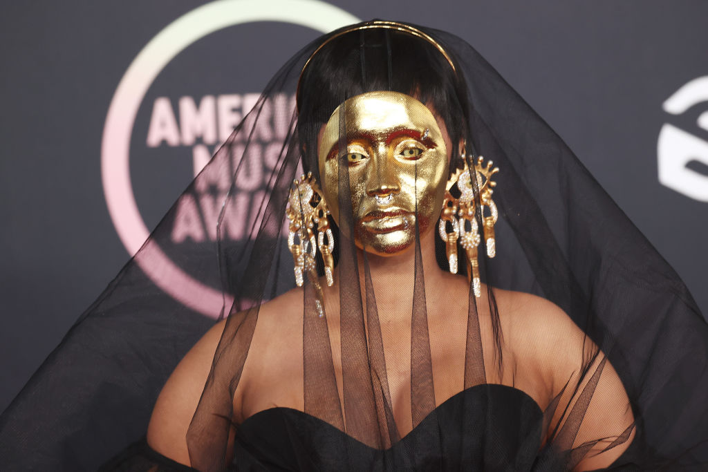 Cardi B a fost gazda show-ului Anmerican Music Awards 2021, ținute neagră cu mască aurie