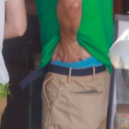 Csey Affleck, cu mâna în pantaloni, la un centru comercial