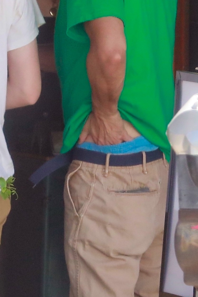 Csey Affleck, cu mâna în pantaloni, la un centru comercial