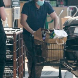 Casey Affleck, la cumpărături, cu un coș plin