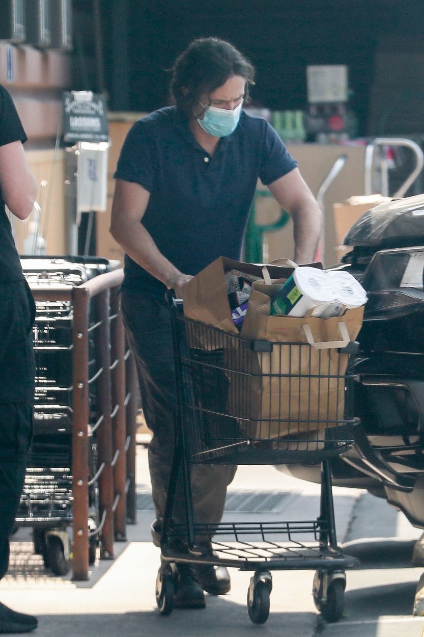 Casey Affleck, la cumpărături, cu un coș plin