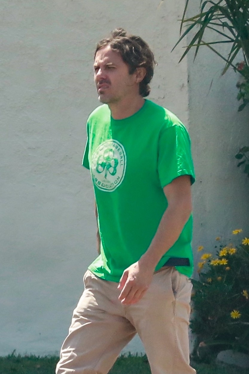 Csey Affleck, pe stradă, într-un tricou verde și pantaloni deschiși la culoare