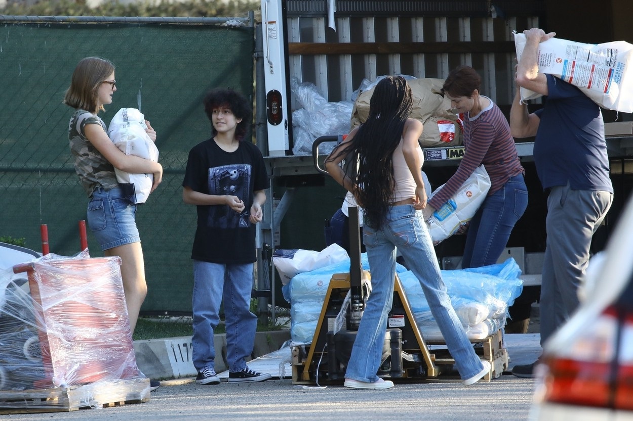 Copiii lui Ben Affleck alături de gemenii lui JLo în timp ce descarcă un camion cu alimente
