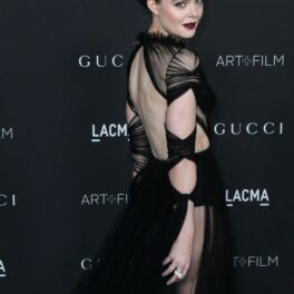 Elle Fanning, într-o rochie lungă, neagră, ap covorul roșu de la LACMA 2021