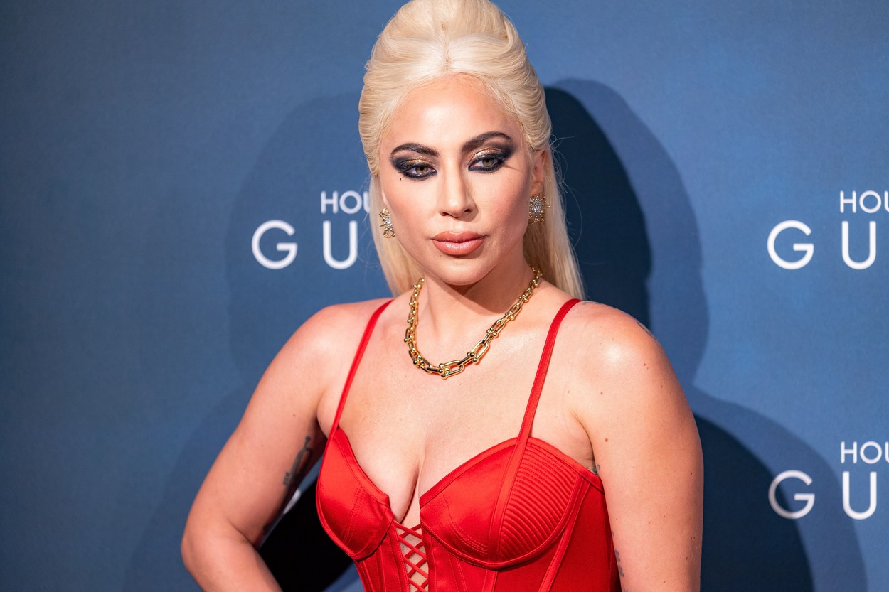 Lady Gaga, sexy, pe covorul roșu la turnelul de promovare al House of Gucci din Milano