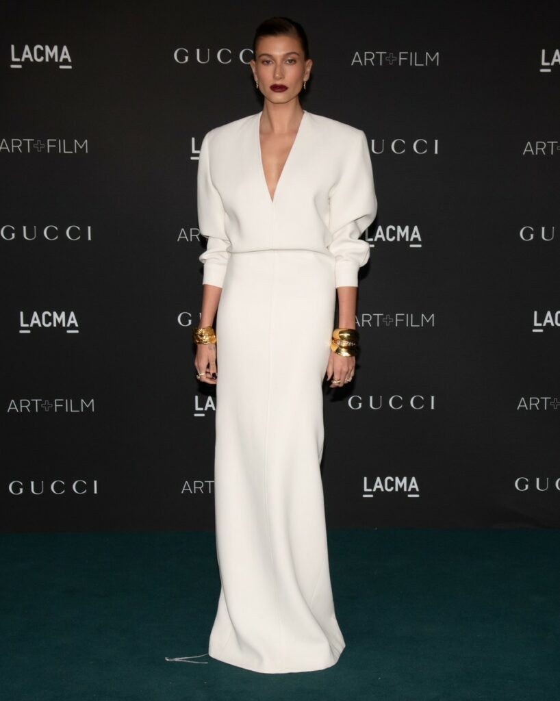 Hailey Bieber a purtat o rochie albă, lungă la LACMA 2021, o creație Yves Saint Laurent