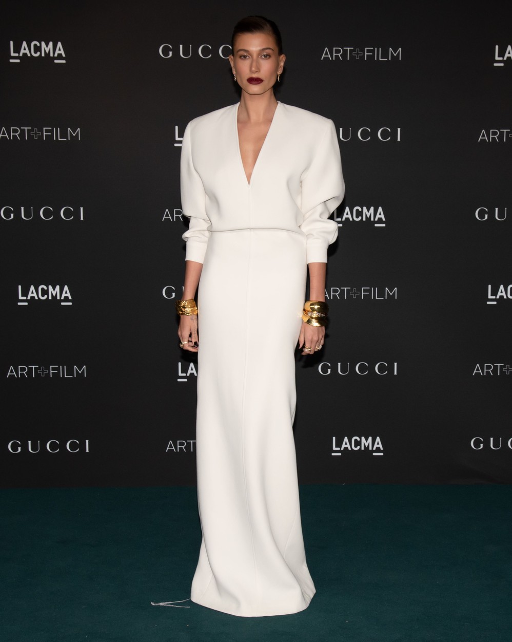 Hailey Bieber a purtat o rochie albă, lungă la LACMA 2021, o creație Yves Saint Laurent