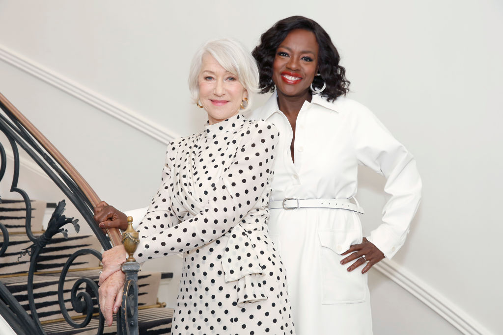 Helen Mirren, alături de Viola Davis, îmbrăcate în alb, la un eveniment de lansare al unei linii de cosmetice
