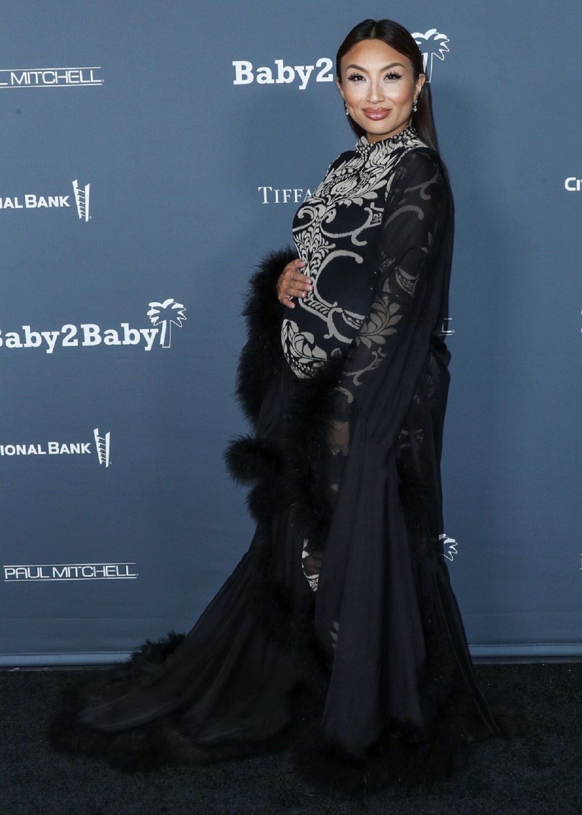 Prezentatoarea TV Jennie Mai însărcinată la Gala Baby2Baby 2021