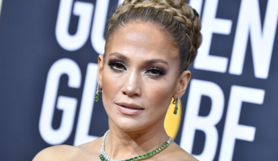 Jennifer Lopez, coafată și machiată, la Globurile de Aur din 2020