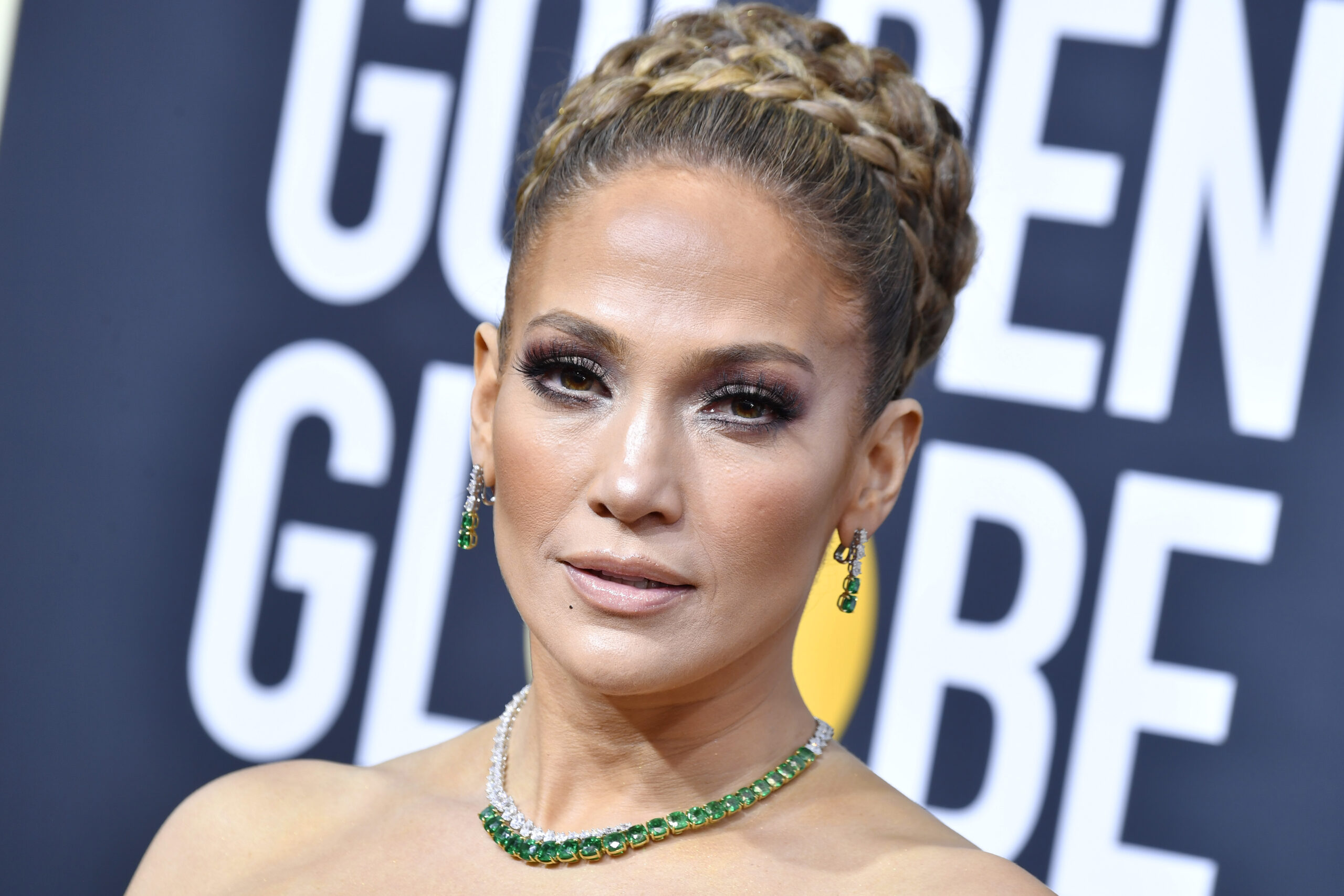 Jennifer Lopez, coafată și machiată, la Globurile de Aur din 2020