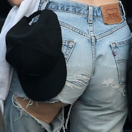 Jessie J, într-o pereche de jeanși decupați, cu posteriorul la vedere