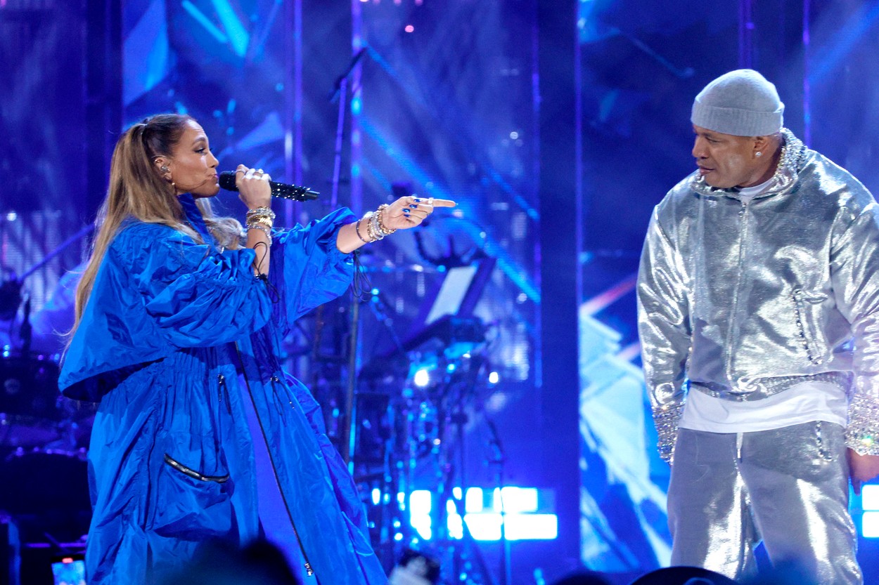 Jennifer Lopez, în concert, pe scenă, alături de un rapper celebru, îmbrăcată în albastru