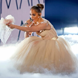 Jennifer Lopez, într-o rochie de mireasă, pe scena American Music Awards 2021