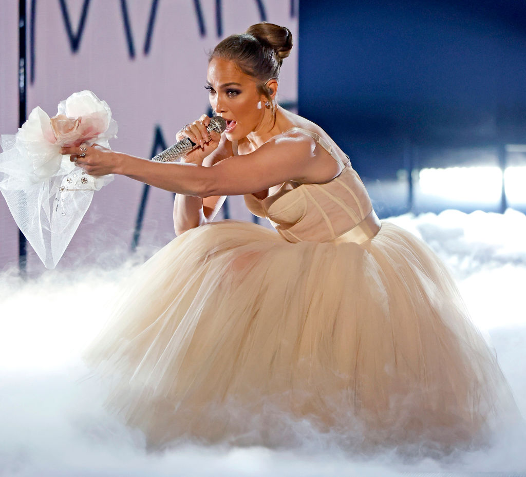 Jennifer Lopez, într-o rochie de mireasă, pe scena American Music Awards 2021