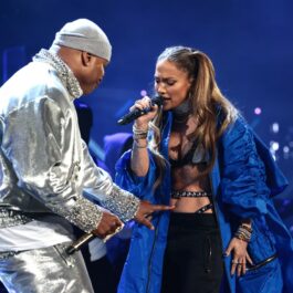 Jennifer Lopez, atinsă de un rapper pe scenă, în timpul unui concert