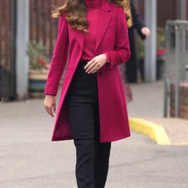 Kate Middleton a impresionat într-un palton roz și o pereche de pantaloni negri la vizita unui liceu din Londra