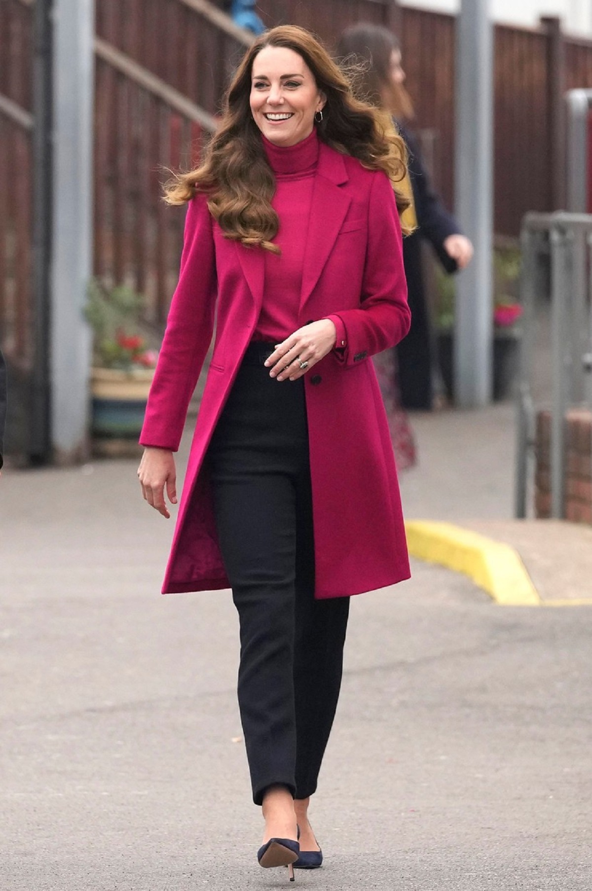 Kate Middleton a impresionat într-un palton roz și o pereche de pantaloni negri la vizita unui liceu din Londra