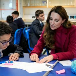 Kate Middleton la un birou în timp ce face exerciții cu elevii unui liceu din Londra
