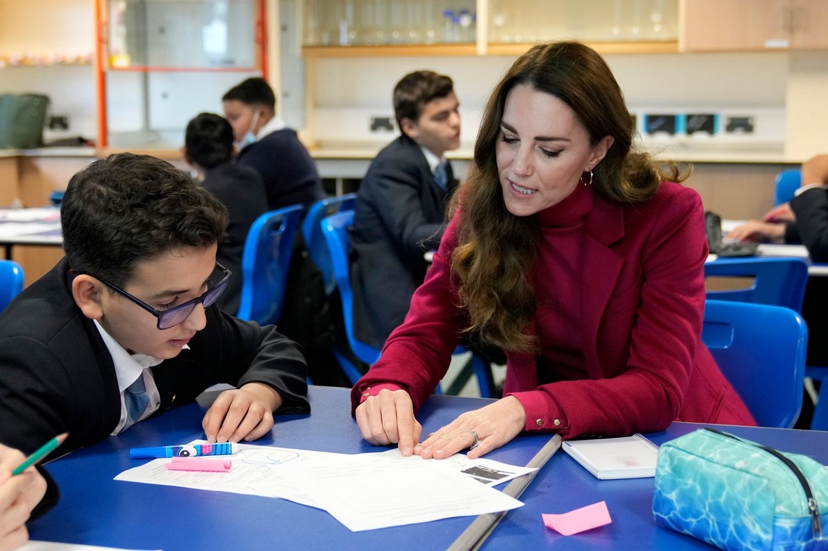 Kate Middleton la un birou în timp ce face exerciții cu elevii unui liceu din Londra