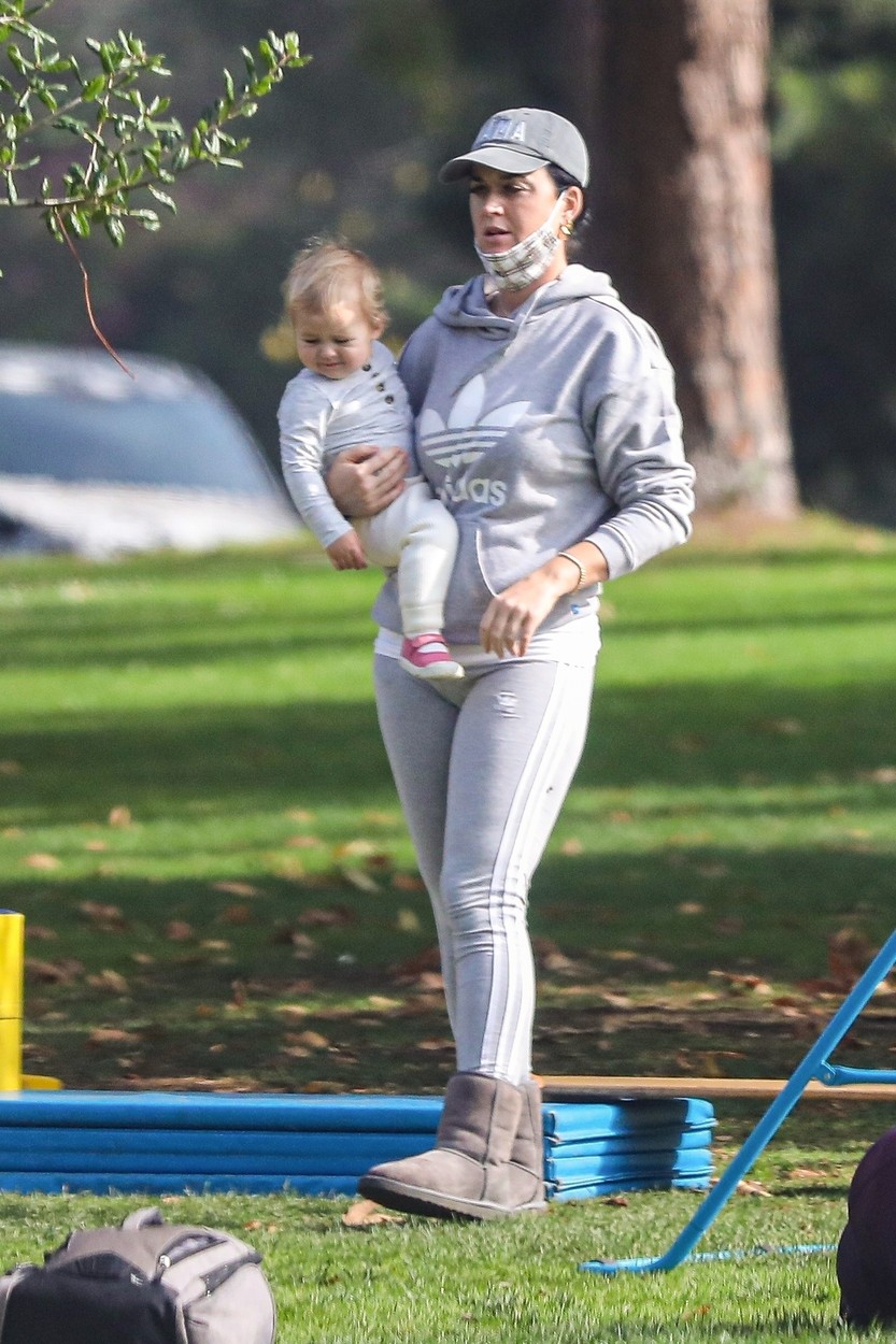 Katy Perry, cu fiica sa, Daisy Dove în brațe