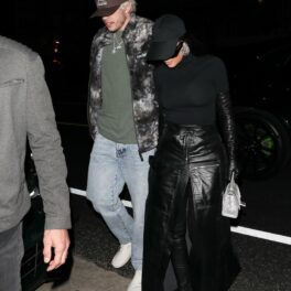 Kim Kardashian și Pete Davidson, fotografiați în timp ce ies din mașină și merg la un restaurant de lux