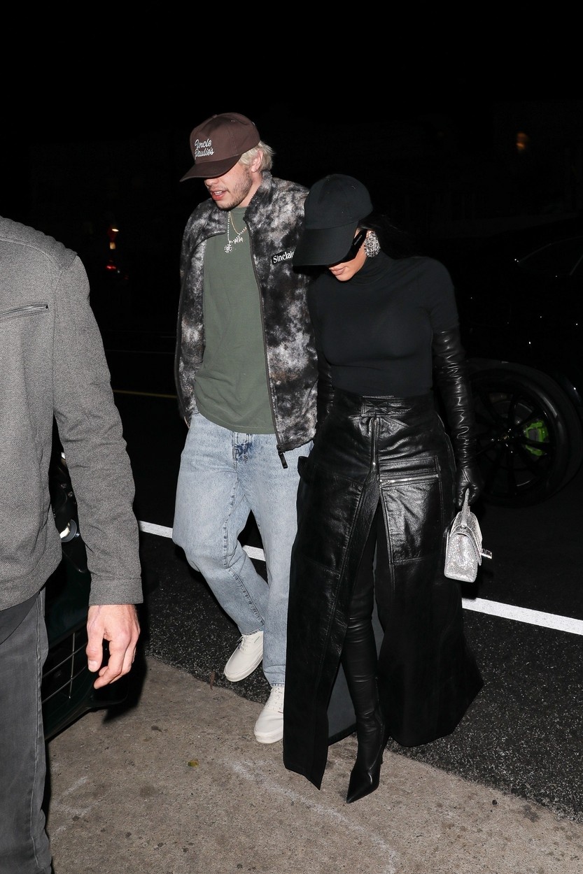 Kim Kardashian și Pete Davidson, fotografiați în timp ce ies din mașină și merg la un restaurant de lux